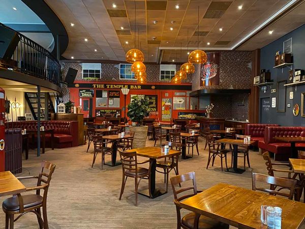 Restaurant London Street Pub Bar Terrasse und Restaurant in Mill