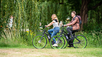 Mensen op de fiets in de omgeving van Mill